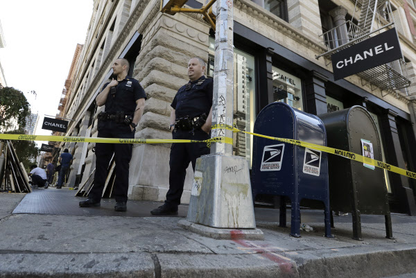 1일 시위대에 약탈당한 뉴욕 샤넬 매장 앞에서 경찰들이 경계근무를 서고 있는 모습. /EPA연합뉴스