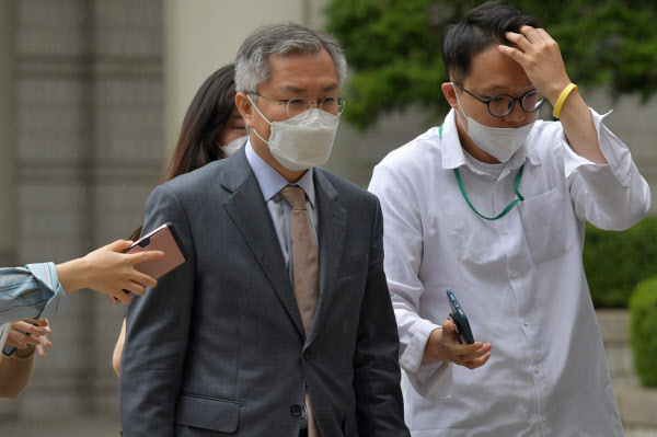 최강욱 열린민주당 대표가 2일 서초동 서울중앙지법에서 열린 공판을 마치고 청사를 나서고 있다./연합뉴스