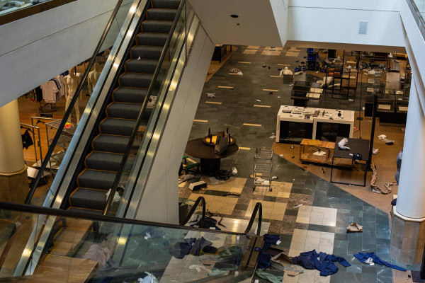 약탈범들 떠난 후 아수라장이 된 워싱턴 노드스트롬 백화점 모습./AFP연합뉴스