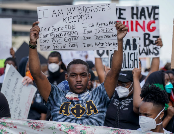 경찰관 데릭 쇼빈이 흑인 조지 플로이드의 목을 무릎으로 짓눌러 사망에 이르게 한 사건에 반발하는 시위가 1일(현지 시각) 미국 메릴랜드주 발티모어에서 일어났다. 시위대가 들고 있는 손팻말에 '나는 플로이드다'라고 적혀 있다. /UPI 연합뉴스