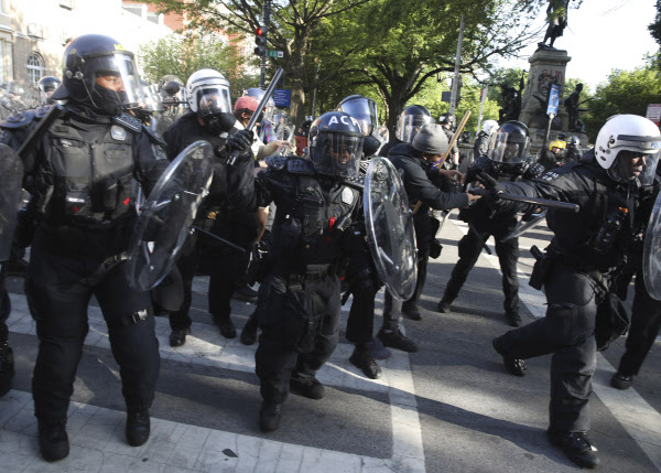 1일(현지 시각) 미국 워싱턴DC 백악관 인근에서 경찰이 시위대를 진압하고 있다./UPI 연합뉴스