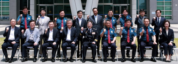 민갑룡(아래 가운데) 경찰청장이 4일 전남지방경찰청에서 전남청 지휘부와 모였다./전남경찰청