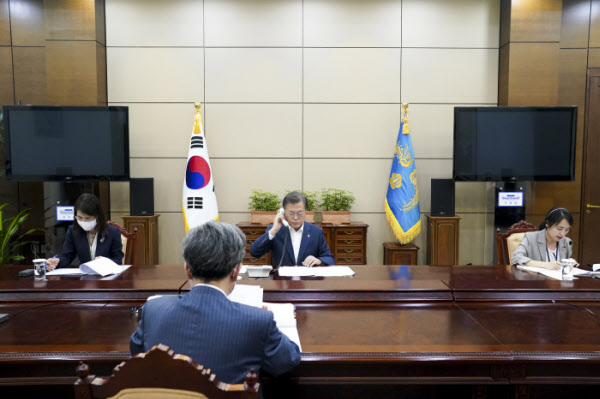 문재인 대통령이 4일 오후 청와대 여민관에서 펠리페 6세 스페인 국왕과 전화 통화하고 있다. /청와대