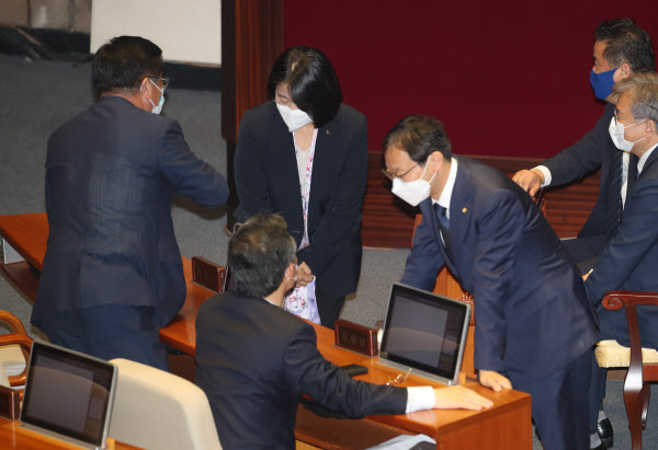 더불어민주당 윤미향 의원이 5일 국회 본회의에서 의원들과 인사를 나누고 있다. /연합뉴스