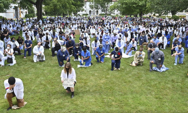 5일(현지 시각) 미국 조지아주 에모리대 캠퍼스에서 의료진과 의대생들이 조지 플로이드의 죽음에 항의하는 의미로 '무릎꿇기'퍼포먼스를 선보이고 있다./AP 연합뉴스
