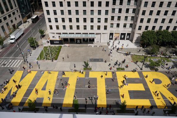 워싱턴D.C 백악관 근처 16번가에 칠해진 '흑인의 목숨은 소중하다' 문구 위를 6일(현지 시각) 많은 시민이 걸어가고 있다./로이터 연합뉴스