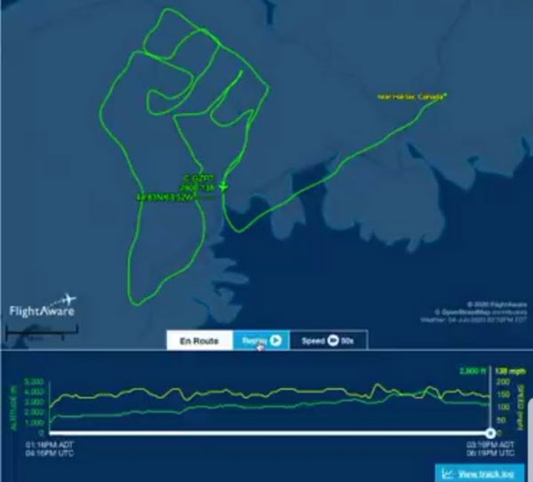 민간 항공기 추적사이트 플라이트어웨어가 트위터를 통해 공개한 네오나키스의 비행경로. 인종차별에 항의하는 의미로 '주먹을 불끈 쥔 왼손'을 하늘에 그리며 비행했다./트위터