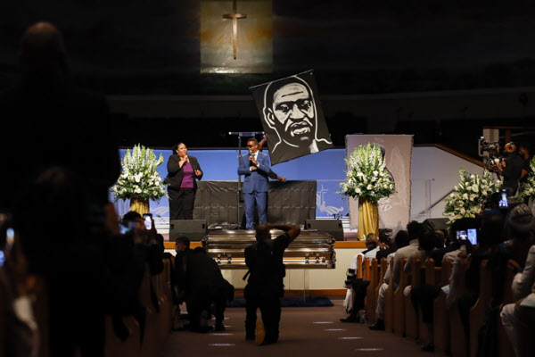 조지 플로이드의 장례식에서 한 가수가 '변화는 올 것이다(A Change is Going to Come)'란 노래를 부르고 있다. /AP 연합뉴스