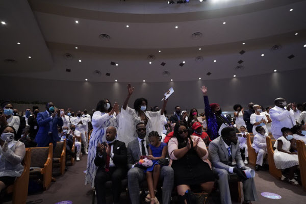 조지 플로이드의 장례식에서 참석자들이 일어나 환호하며 찬송을 부르고 있다. /EPA 연합뉴스