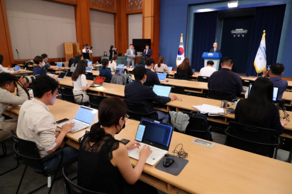 김유근 NSC 사무처장이 11일 청와대 춘추관에서 대북 전단 및 물품 살포 관련 브리핑을 하고 있다. /뉴시스