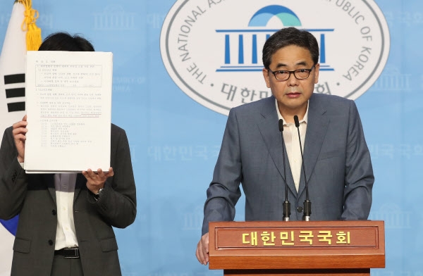 곽상도 미래통합당 의원이 11일 오후 서울 여의도 국회 소통관에서 정의기억연대 마포구 쉼터 '평화의 우리집' 소장 손모 씨 사망 관련 기자회견을 하고 있다/뉴시스