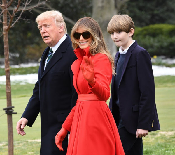 2017년 3월 백악관에서 트럼프 대통령과 멜라니아, 아들 배런이 걸아가고 있다. 당시 멜라니아는 아들 배런과 함께 뉴욕에 살면서 트럼프 대통령과 떨어져 살며 혼전계약서를 다시 작성했다. /UPI 연합뉴스