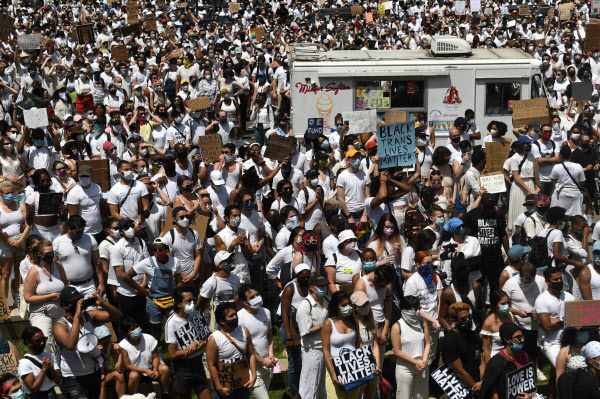 14일(현지 시각) 미국 뉴욕시 브루클린에서 시위대가 흑인 처우 개선과 인종차별 반대를 주장하고 있다. /로이터 연합뉴스
