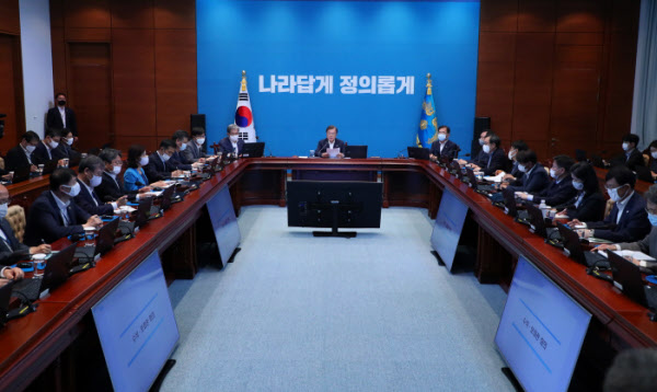 문재인 대통령이 15일 청와대 여민관에서 열린 수석·보좌관 회의를 주재하고 있다. /뉴시스