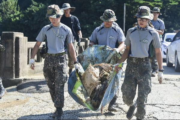 수해 복구 작업을 하는 육군 장병들./조선일보DB