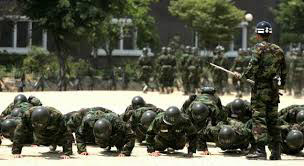 육군훈련소에서 얼차려를 받는 신병들./연합뉴스