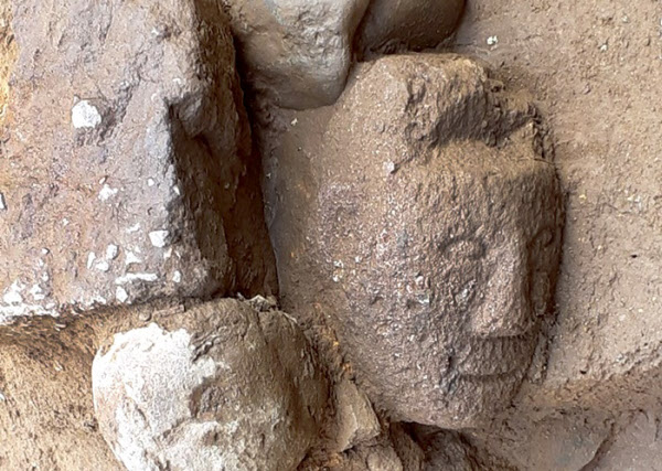 경상감영 부속건물이 있던 자리로 추정되는 곳에서 발굴된 석인상 모습. /대구시