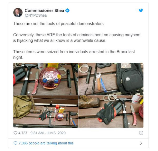 더못 세이 뉴욕경찰국장은 5일 트위터에 뉴욕 브롱크스에서 체포한 시위대로부터 압수했다는 물건들이 찍힌 4장의 사진을 올렸다. 언뜻 봐선 각기 다른 물건들을 찍은 사진으로 보이지만 실상은 구도만 달리한 같은 물건들이었다. /트위터 캡처