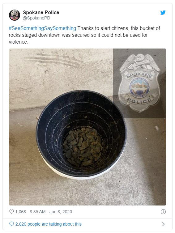 워싱턴주 동부 스포캔 경찰국은 7일 도심지에서 시위용 돌멩이가 들어있는 양동이가 수거됐다고 트위터에서 주장했다. /트위터 캡처