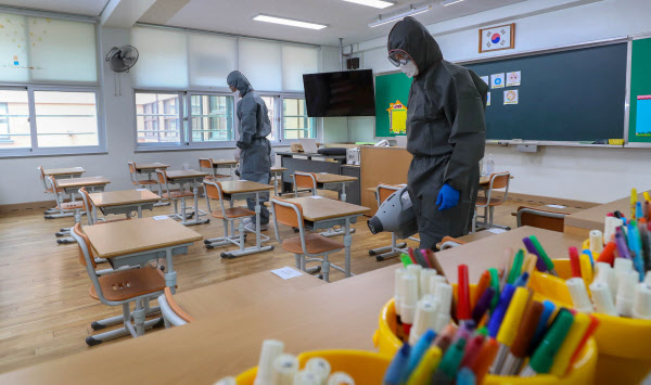 광주 한 초등학교에서 지난달 26일 코로나 방역을 하고 있다. /김영근 기자