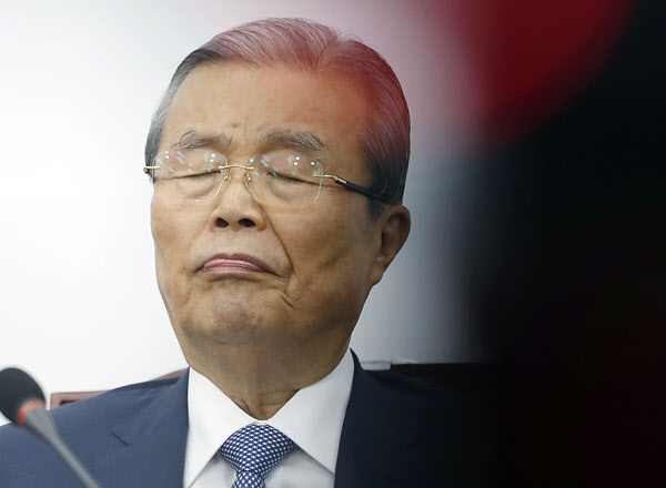 김종인 미래통합당 비상대책위원장이 17일 서울 여의도 국회에서 열린 외교안보특위회의에서 생각에 잠겨 있다./뉴시스