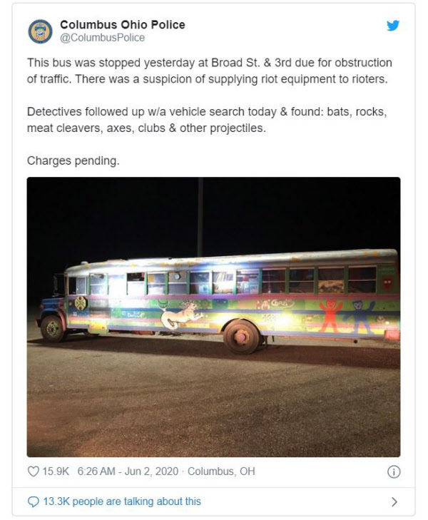 오하이오주 중부 콜럼버스 경찰국은 1일 트위터에서 시위에 쓰일 야구 방망이·돌멩이·식칼·도끼·곤봉·발사체 등이 버스에서 발견됐다고 주장했다. /트위터 캡처