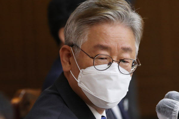 이재명 경기도지사가 18일 오후 경기도 수원시 경기도청에서 열린 6월 확대간부회의에서 발언하고 있다. /연합뉴스