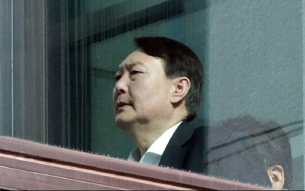 윤석열 검찰총장이 지난 1월 서울 서초구 대검찰청 청사 내에서 이동하고 있다. /조선DB