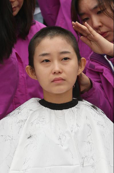 2013년 11월 6일 국회 본청 계단에서 정부의 통합진보당 해산 심판 청구에 항의하며 삭발하는 모습/조선일보 DB