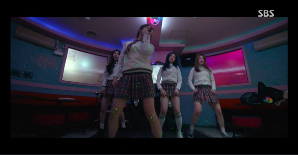 19일 방송된 SBS 드라마 '편의점 샛별이'에서 여고생들이 춤을 추는 모습./SBS