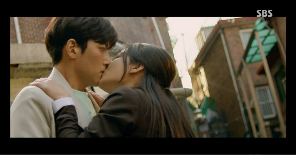 19일 첫 방송된 SBS 드라마 '편의점 샛별이'에서 교복을 입은 주인공이 성인 남성에게 키스하는 모습./SBS