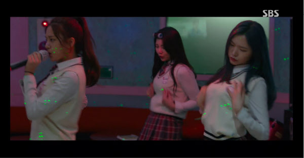 19일 방송된 SBS 드라마 '편의점 샛별이'에서 여고생들이 춤을 추는 모습./SBS