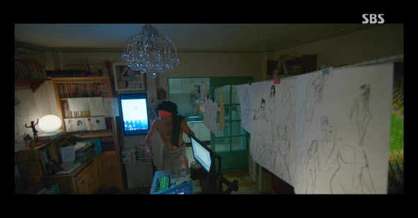 19일 첫 방송된 SBS 드라마 '편의점 샛별이'에 나온 성인 웹툰작가의 작업실 모습. 화면 오른쪽 여성들의 나체 그림이 여과없이 방송됐다./SBS