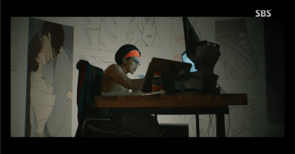 19일 첫 방송된 SBS 드라마 '편의점 샛별이'에서 성인 웹툰 작가가 옷을 벗은 채 웹툰을 그리는 모습./SBS