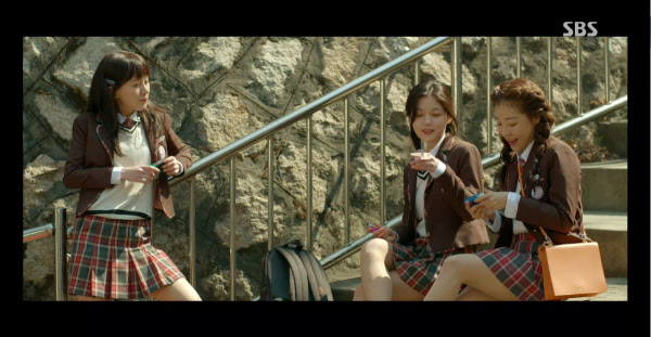 19일 첫 방송된 SBS 드라마 '편의점 샛별이'에서 교복을 입은 여고생들이 담배를 피우는 모습. 담배는 모자이크된 채 방송됐다./SBS