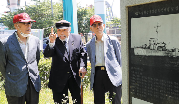 인천상륙작전에 참여했던 권영수(왼쪽부터) 해병2기 동기회장, 최영섭 예비역 해군 대령, 허영철 인천상륙작전 참전용사회장. /남강호 기자