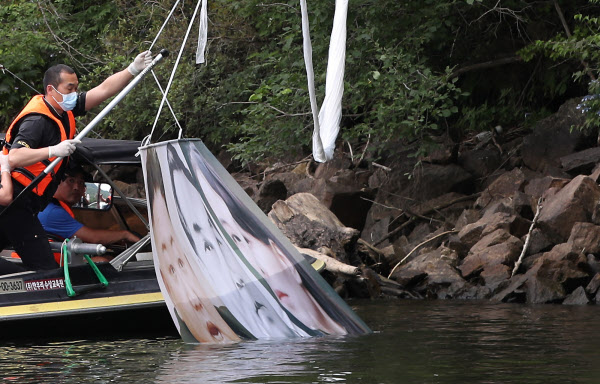지난 22일 밤 경기 파주에서 탈북단체가 보낸 대북전단 살포용 풍선이 23일 홍천군 서면 마곡리 인근 야산에 떨어져 경찰이 수거하고 있다. /연합뉴스