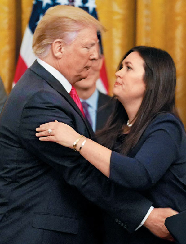 도널드 트럼프 미 대통령이 2019년 6월 13일 백악관에서 샌더스 대변인의 사임 계획을 발표한 후 그를 끌어안고 있다. /로이터 연합뉴스