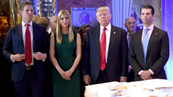 오른쪽부터 도널드 트럼프(오른쪽부터 둘째) 미 대통령의 장남 도널드 트럼프 주니어, 장녀 이방카, 차남 에릭. /트위터 캡처