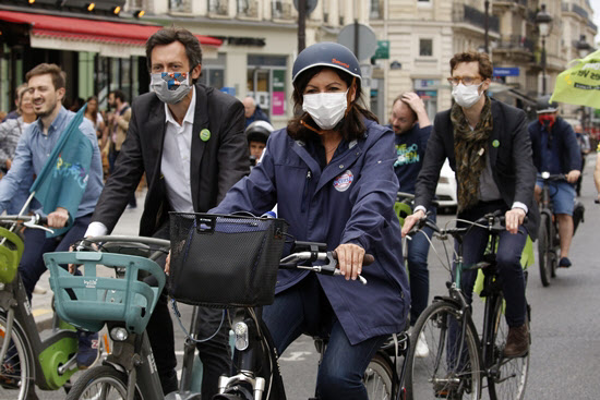 안 이달고 파리 시장이 지난 21일 마스크를 쓰고 자전거를 타고 선거 유세를 벌이는 장면/AP 연합뉴스
