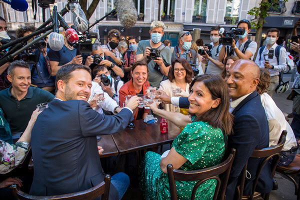 안 이달고 파리 시장이 지난 2일 봉쇄령이 해제되자 동료 정치인들과 맥주를 마시고 있다/EPA 연합뉴스