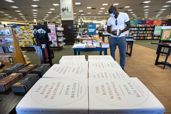 23일(현지 시각) 미 캘리포니아주의 한 서점에서 판매중인 볼턴 전 보좌관의 회고록. /AFP 연합뉴스