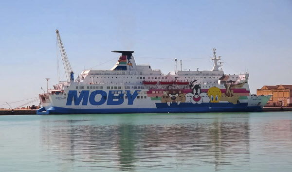 코로나 바이러스 감염증 확진 판정을 받은 아프리카 난민들이 타고 있는 선박. /AP 연합뉴스