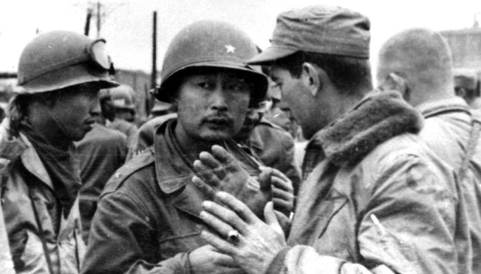 평양 시가지 진입 앞두고 - 1950년 10월 평양 남쪽 선교리에서 시가지 진입을 앞두고 미 공지(空地) 연락 장교와 작전을 숙의 중인 백선엽 장군. /백선엽 장군 제공