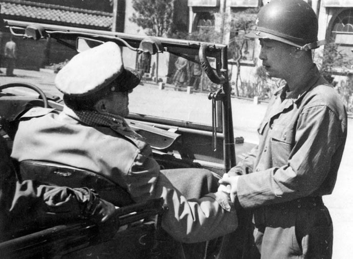 맥아더 총사령관과 함께 - 1951년 3월 서울을 탈환한 국군 1사단 사령부로 도쿄 유엔군 맥아더 총사령관이 예고 없이 방문해 백선엽 사단장과 대화를 나누고 있다. /백선엽 장군 제공