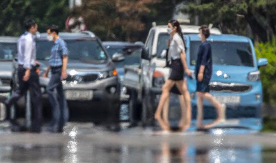 무더위 속 거리를 걷는 직장인들./고운호 기자