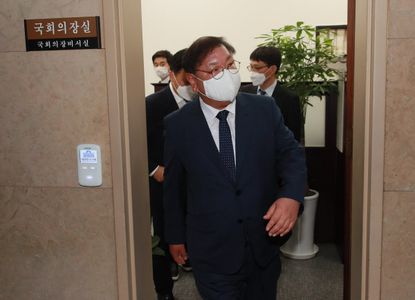 더불어민주당 김태년 원내대표가 29일 오전 여야 원내대표 회동을 마치고 서울 여의도 국회 국회의장실에서 나오고 있다. /연합뉴스