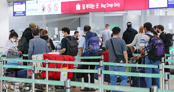 EU, 한국 등 입국금지 해제… 모처럼 붐비는 출국장 - 1일 인천국제공항 출국장에서 탑승객들이 출국에 앞서 짐을 부치기 위해 줄지어 기다리고 있다. 유럽연합(EU) 이사회는 지난달 30일(현지 시각) 27개 EU 회원국에 한국, 캐나다, 호주, 일본 등 14국 국민에 대해 입국 제한을 해제하도록 권고했다. /연합뉴스