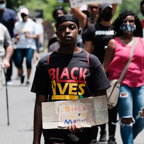 지난달 27일(현지 시각) 미 워싱턴DC에서 경찰 과잉진압으로 숨진 흑인남성 조지 플로이드 사망사건 규탄을 위한 시위에 한 흑인 남성이 '흑인 생명도 중요하다(Black Lives Matter)'라고 써진 손피켓을 들고 있다. /AFP 연합뉴스