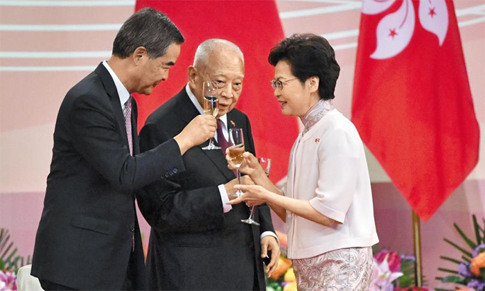 전·현직 홍콩 행정장관들 축배 - 캐리 람(오른쪽) 홍콩 행정장관이 1일 오전(현지 시각) 홍콩 골든 바우히니아 광장에서 열린 홍콩 주권 반환 23주년 기념식에서 둥젠화(가운데)·렁춘잉 전 행정장관과 건배하고 있다. 코로나를 이유로 100여 명만 모인 기념식에서 캐리 람은 홍콩보안법에 대해 “홍콩 반환 이후 (중국) 중앙과 홍콩 관계에서 가장 중요한 발전”이라고 했다. /AFP 연합뉴스